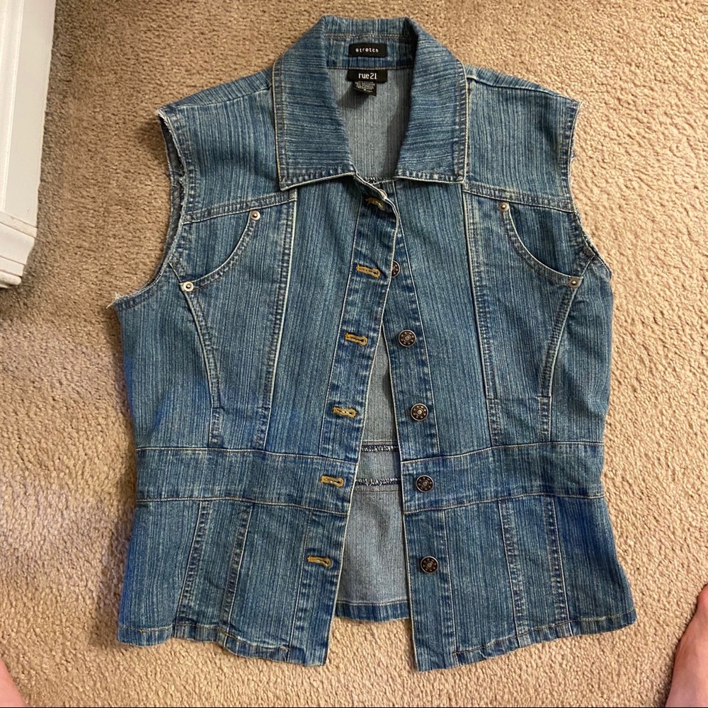 Women’s sleeveless denim jacket